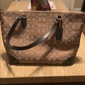 Like new medium sized brown Coach handbag.